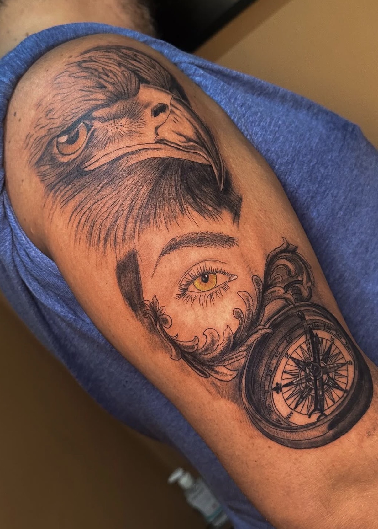 Pieza destacada: tatuaje realista de águila, ojo y brújula