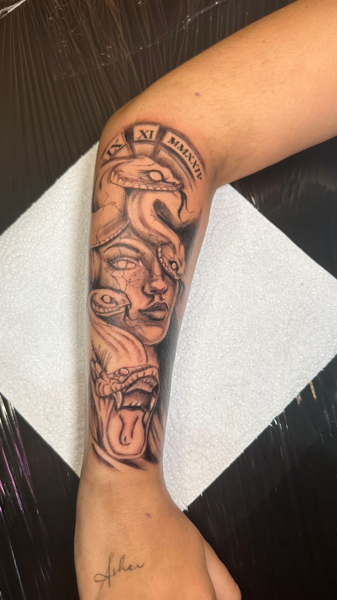 Tatuaje blackwork de rostro y serpientes